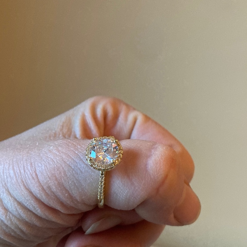 Pretty Bird Jewelry Radiant Gold Women's Ring with Sparkling Centerpiece - Picture 4 of 10